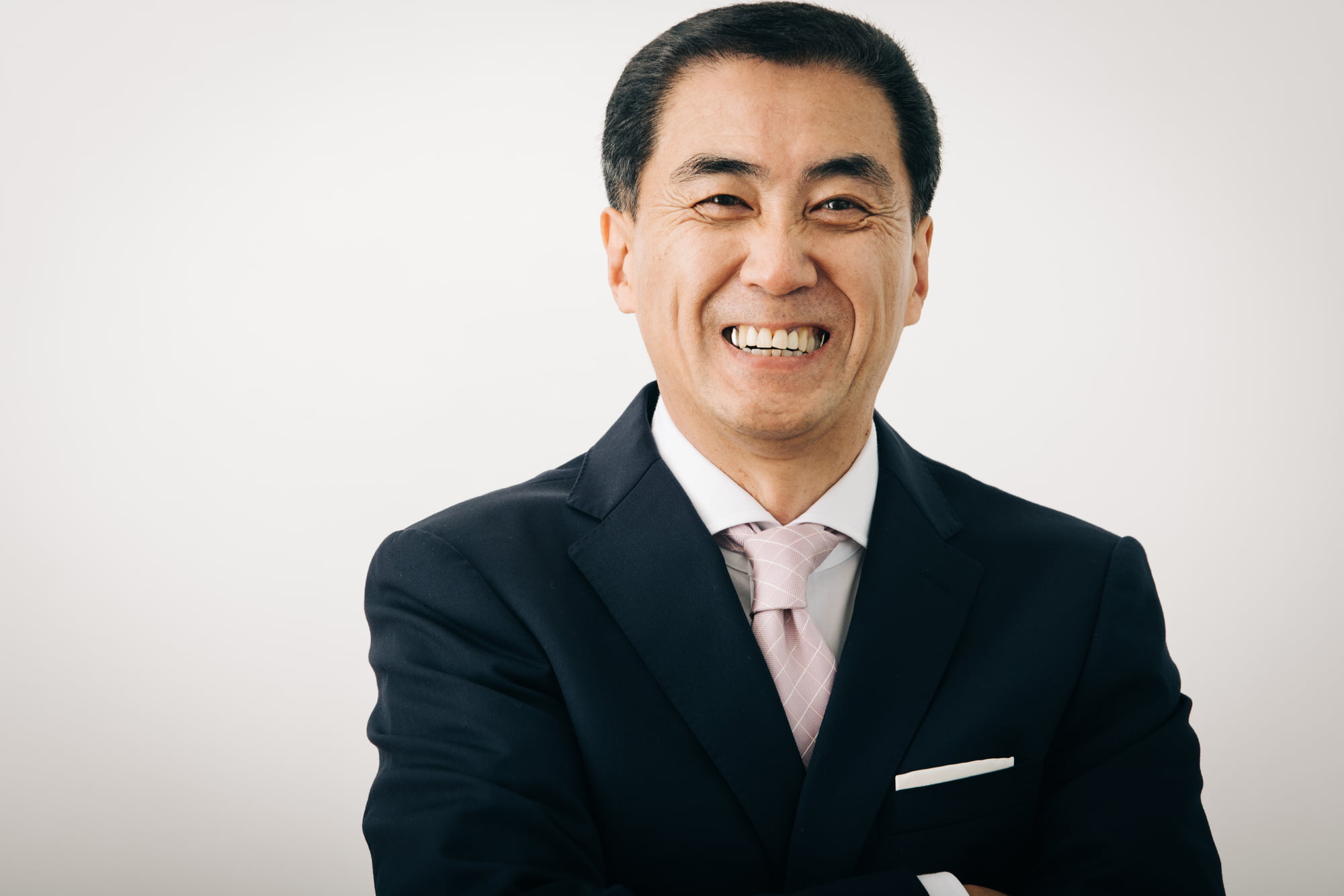 歯周病を治療して笑顔の男性