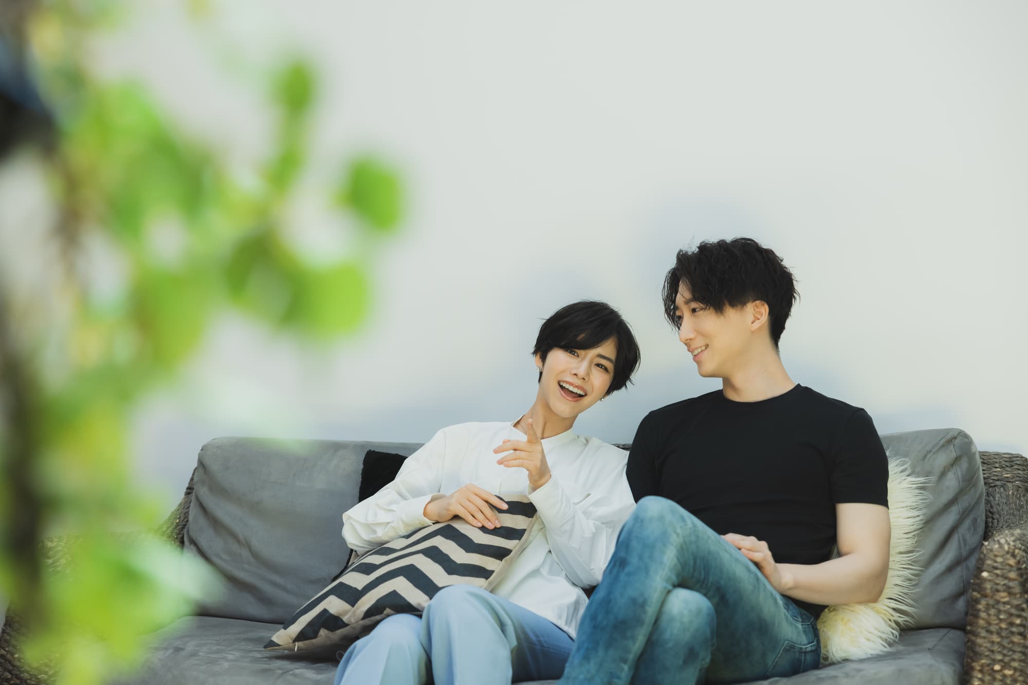 ソファーでリラックスする笑顔の男女