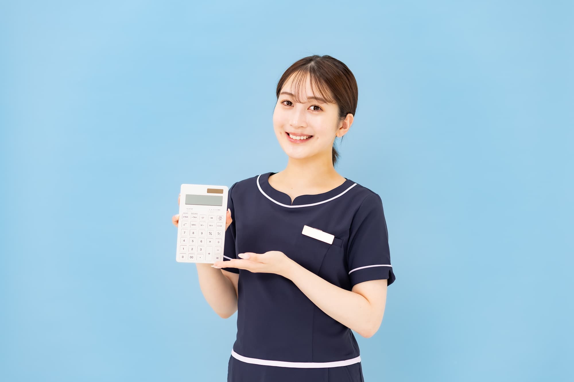 ホワイトニングの種類別の費用を提示する歯科衛生士