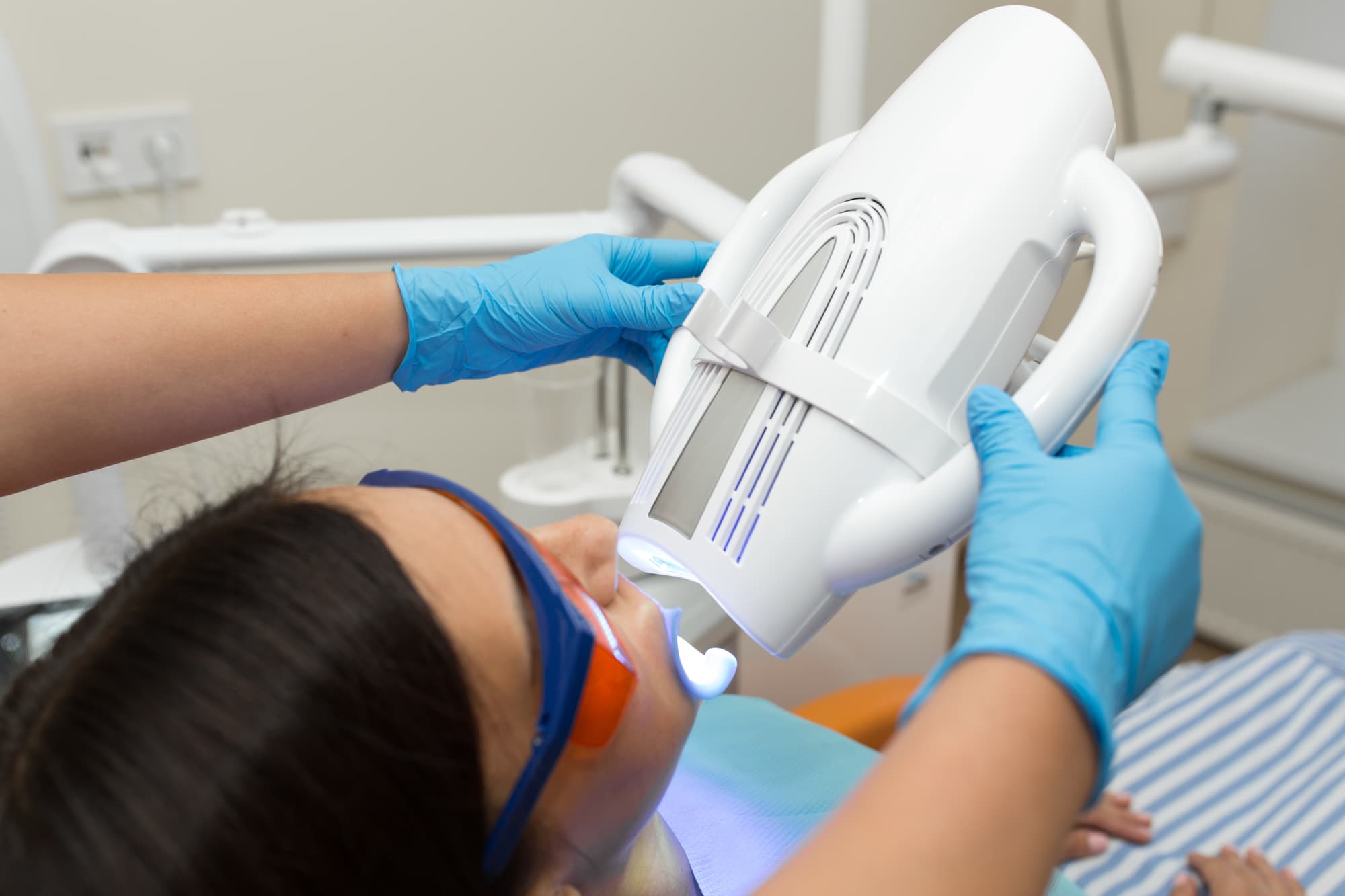 オフィスホワイトニングを受ける患者