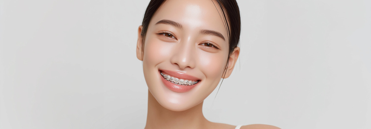 矯正をしている大人の女性