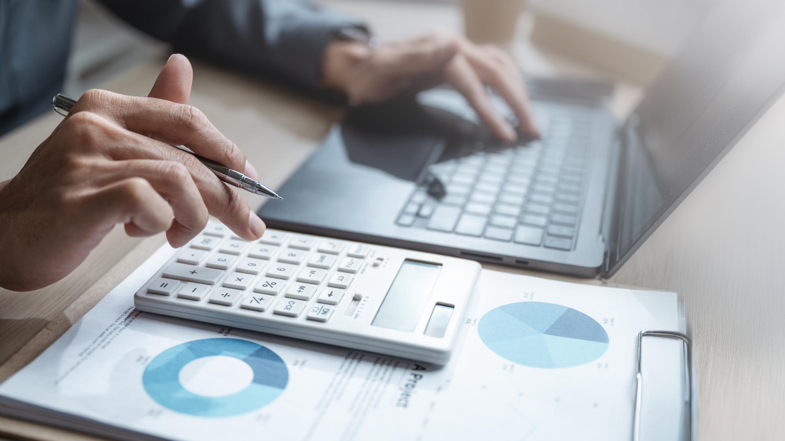 大人の歯の矯正にかかる費用を計算している