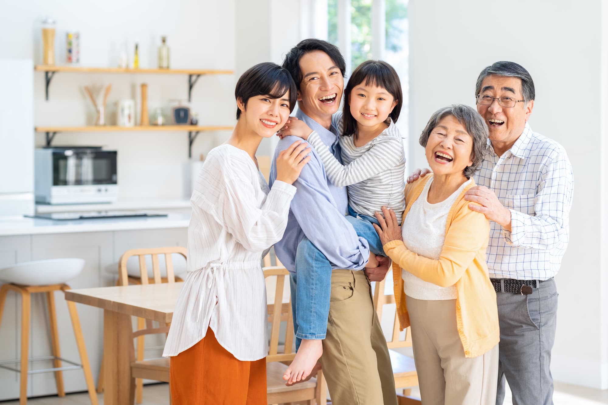 仲良く寄り添う三世代家族