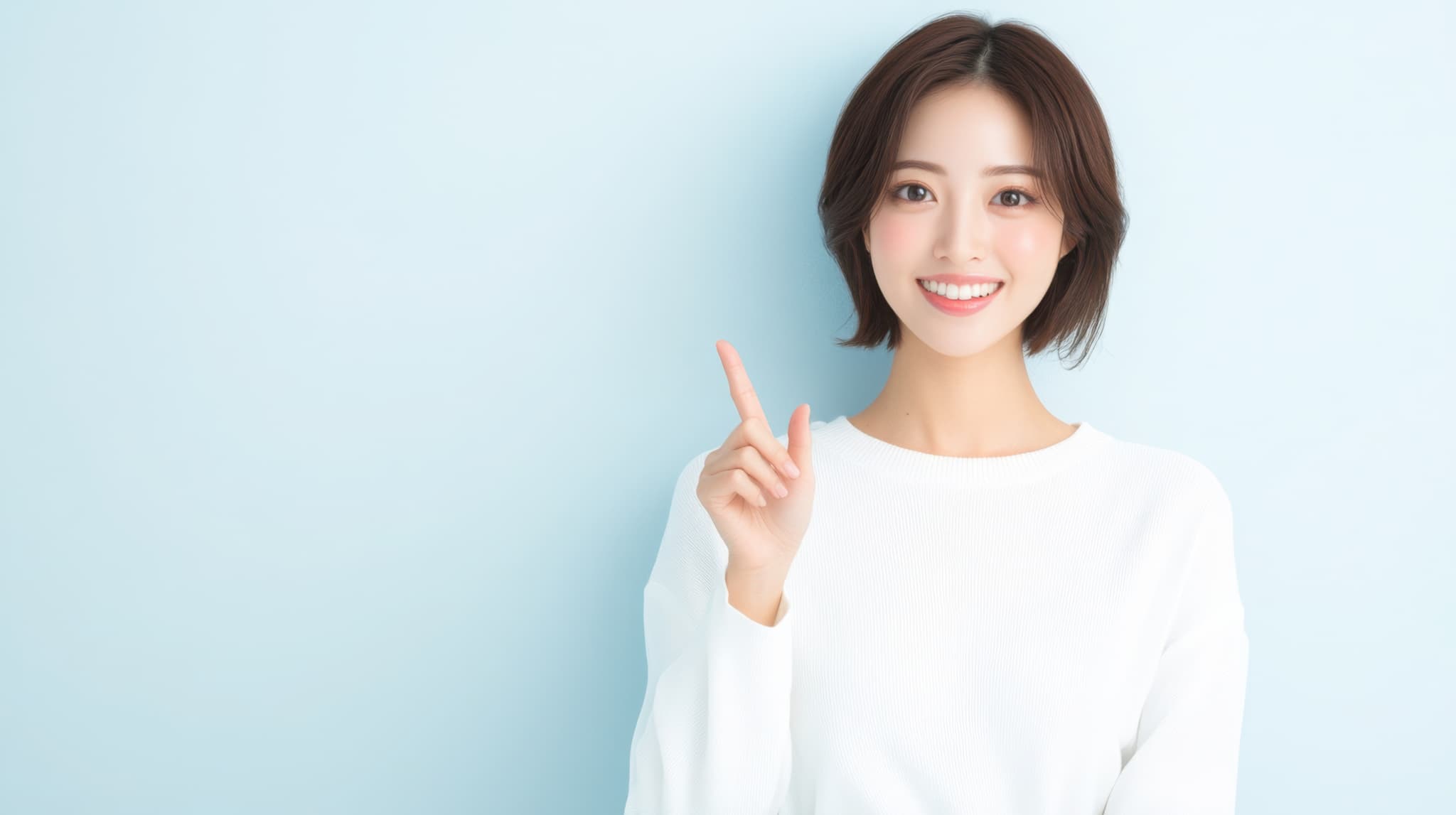 審美歯科について紹介する女性