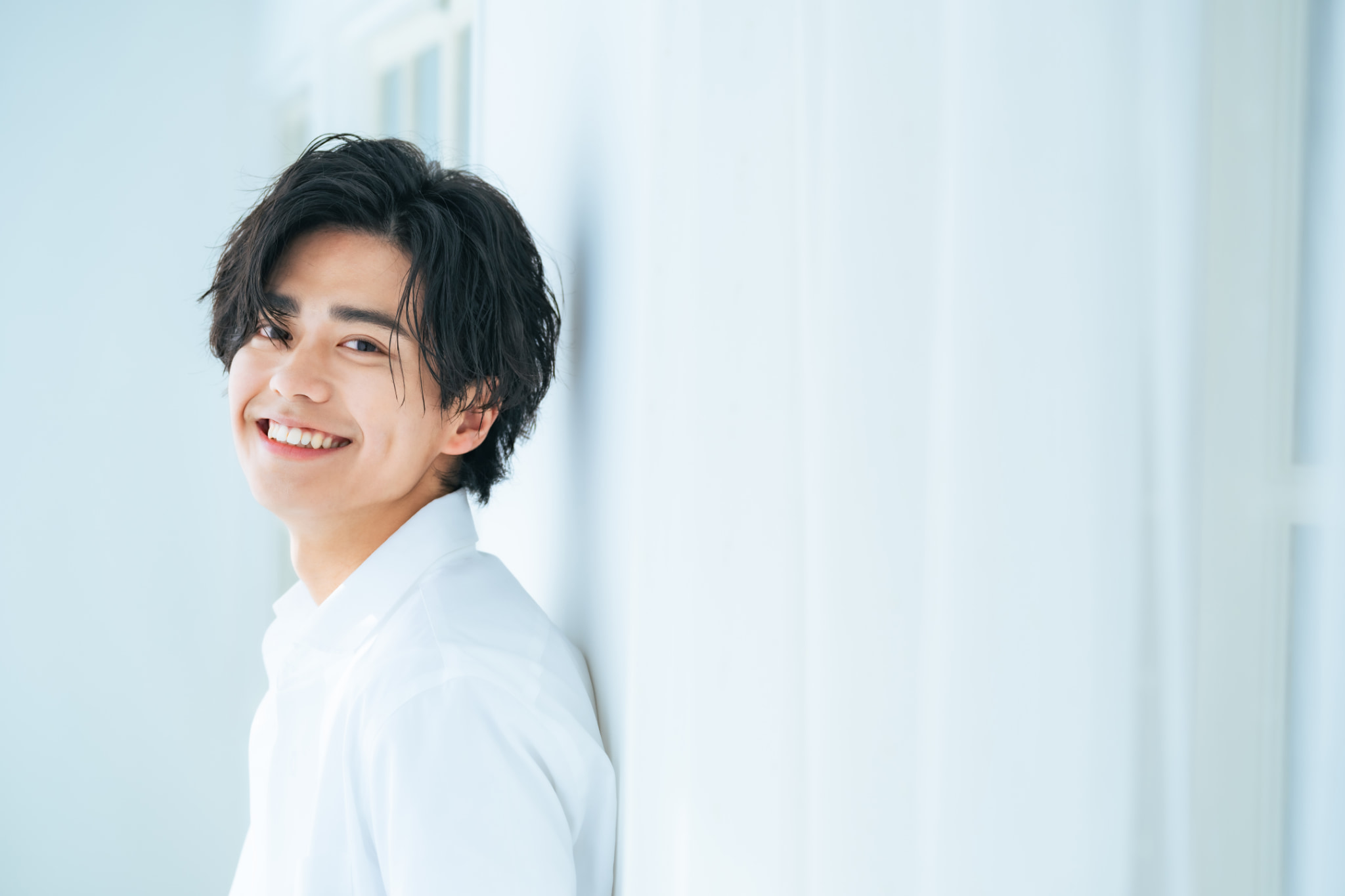 親知らずを抜いて痛みがなくなり笑顔の男性