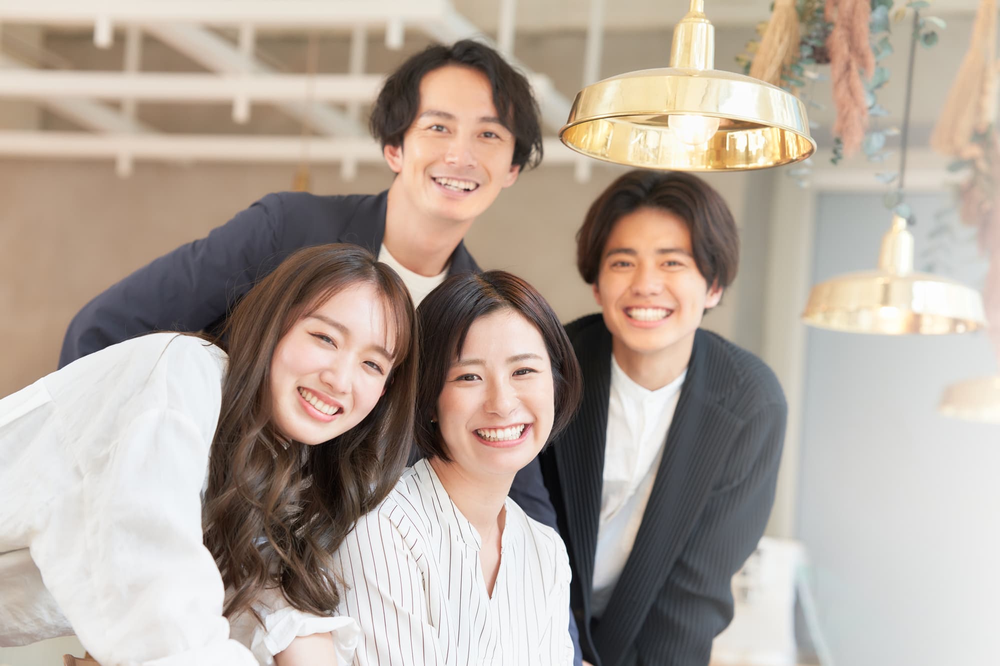 重度の虫歯を治療して友人達と楽しむ笑顔の女性
