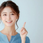 歯列矯正の種類とそれぞれの特徴を伝える女性